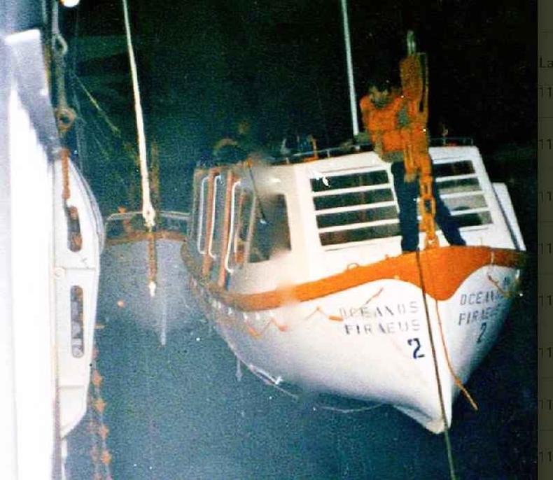 Um dos tripulantes filipinos que permaneceram a bordo tentando baixar um bote salva-vidas pendurado a bombordo do navio(foto: BBC) Um bote salva-vidas paira a bombordo do Oceanos