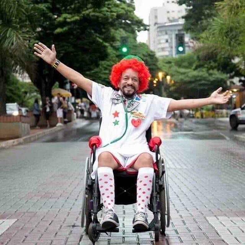 Ney Mouro participa de bloco carnavalesco em cadeira de rodas e fantasiado de Mdico-palhao