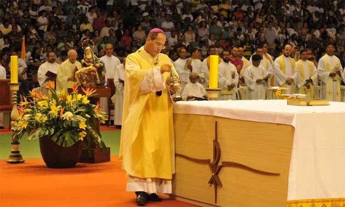 Fiéis acompanham a missa que marca a renovação de votos de sacerdotes e a bênção dos óleos, celebrada por dom Walmor (foto: Jair Amaral/EM/DA Press) Fiéis acompanham a missa que marca a renovação de votos de sacerdotes e a bênção dos óleos, celebrada por dom Walmor (foto: Jair Amaral/EM/DA Press)