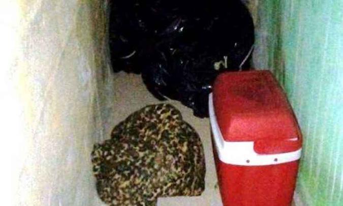 Corpo da dona de casa estava enrolado em um saco preto num corredor debaixo de uma escadaria(foto: Interlig@do/Muriaé/PMMG) Corpo da dona de casa estava enrolado em um saco preto num corredor debaixo de uma escadaria(foto: Interlig@do/Muriaé/PMMG)