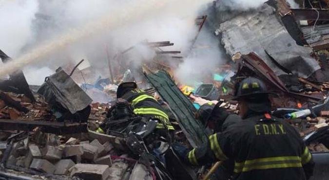 Bombeiros combatem incêndio onde dois prédios desabaram em Nova York(foto: Reprodução Internet / twitter.comtwitter.com/ShimonPro/twitter.com/ShimonPro) Bombeiros combatem incêndio onde dois prédios desabaram em Nova York(foto: Reprodução Internet / twitter.comtwitter.com/ShimonPro/twitter.com/ShimonPro)