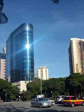 BH amanheceu com cu claro. Na foto, cruzamento das avenidas Afonso Pena e Brasil(foto: Edsio Ferreira/EM/DA Press)