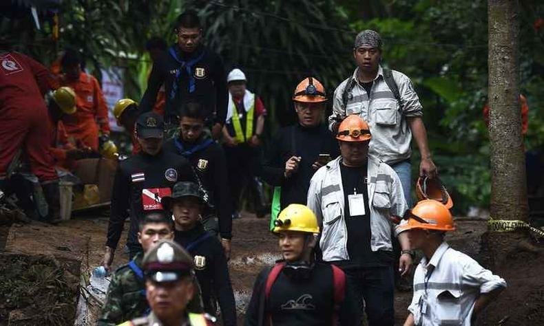Trabalhadores e t�cnicos de resgate tailandeses s�o vistos na �rea da caverna de Tham Luang enquanto as opera��es continuam para resgatar os 12 meninos e seu treinador presos na caverna (foto: LILLIAN SUWANRUMPHA /AFP)