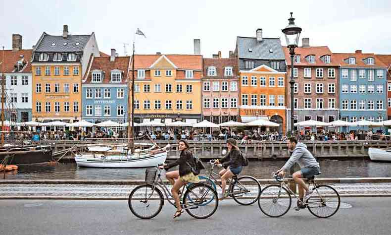 Ciclistas circulando pelo Porto de Nyhavn: cidade  toda pensada para atender  turma da bike(foto: Teresa Caram/EM/D.A Press)
