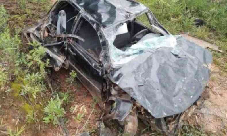 Carro foi jogado pelo motorista em ribanceira no km 77 da rodovia BR-356, em Ouro Preto