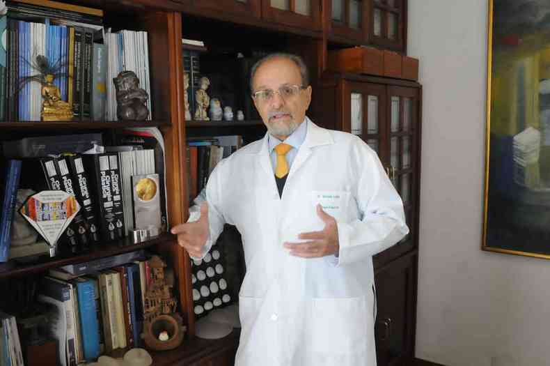 O cirurgio plstico Renato Rocha Lage, regente do servio de cirurgia plstica do Hospital da Baleia