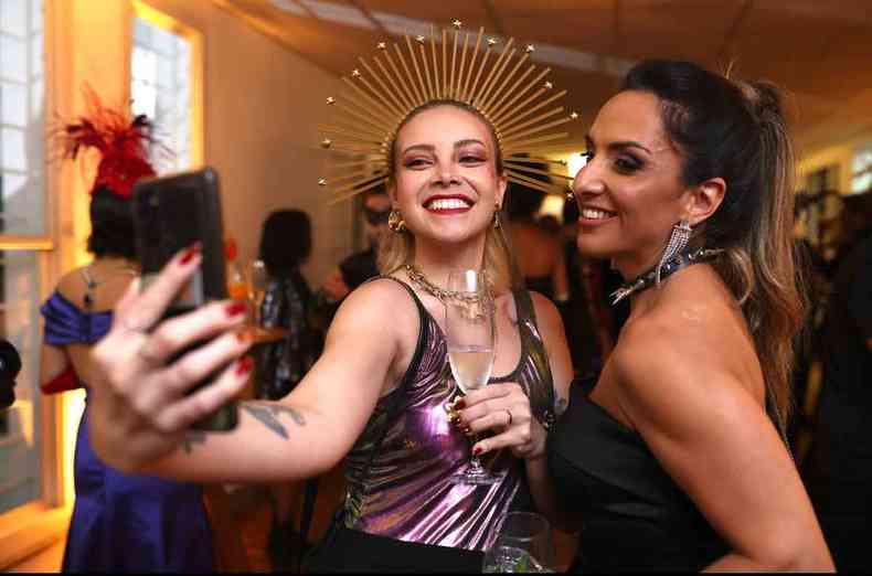 Fantasiadas para o carnaval, Danielle Thuler e Maria Bauer posam para selfie