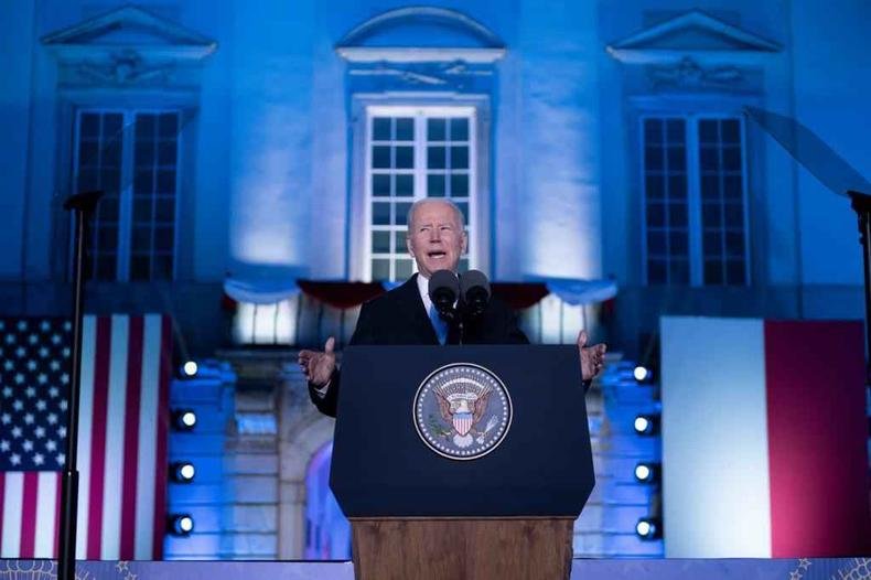 (foto: Brendan Smialowski / AFP) Biden discursa na Polônia