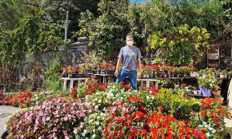 Em seu quintal, o prefeito aprendeu a cultivar flores que j esto embelezando vrios pontos da cidade(foto: Arquivo Pessoal/Divulgao)