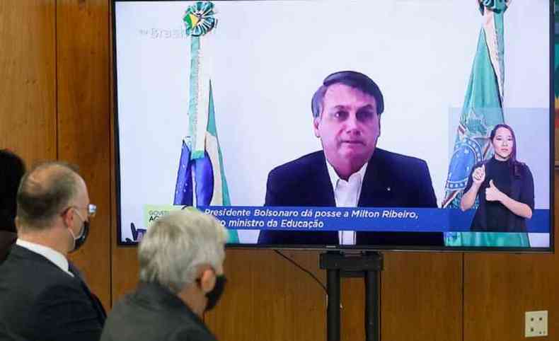 Participando por videoconferncia da cerimnia de posse do novo ministro da Educao, Bolsonaro fez questo de enfatizar o desafio que Milton Ribeiro ter  frente da Pasta(foto: Isac Nbrega/PR)