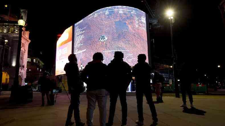 O pouso do robô Perseverance, da Nasa, sendo transmitido ao vivo em Piccadilly Circus, em Londres, em 18 de fevereiro de 2021