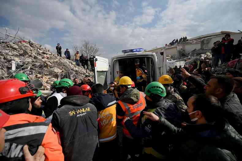 Socorristas resgatam rapaz de 25 anos de escombros em cidade turca