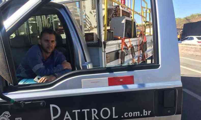 O auxiliar de engenharia Wemerson Casitta perdeu o dia após ficar preso na manifestação dos caminhoneiros na BR-262, em Juatuba.(foto: Guilherme Paranaíba / EM / D.A. Press)