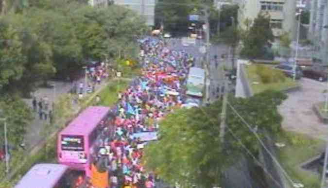 Por volta das 16h30, o grupo saiu em passeata por Belo Horizonte(foto: Reproduo / BHTrans)