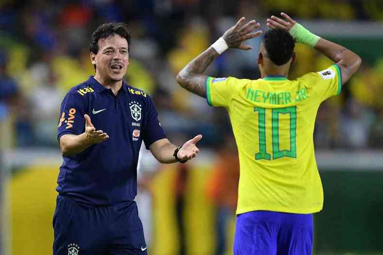 Fernando Diniz cumprimenta Neymar aps gol contra a Bolvia, pelas Eliminatrias