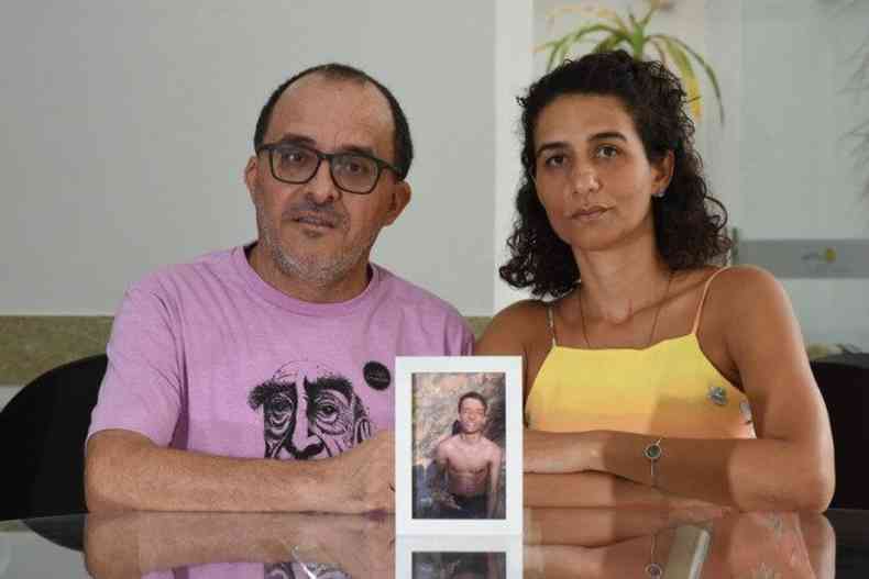 Alexandre Varela e Tatiana Borges usam a escrita teraputica para lembrar do filho Henrique, morto pelo cncer(foto: ED ALVES/CB/D.A.Press)