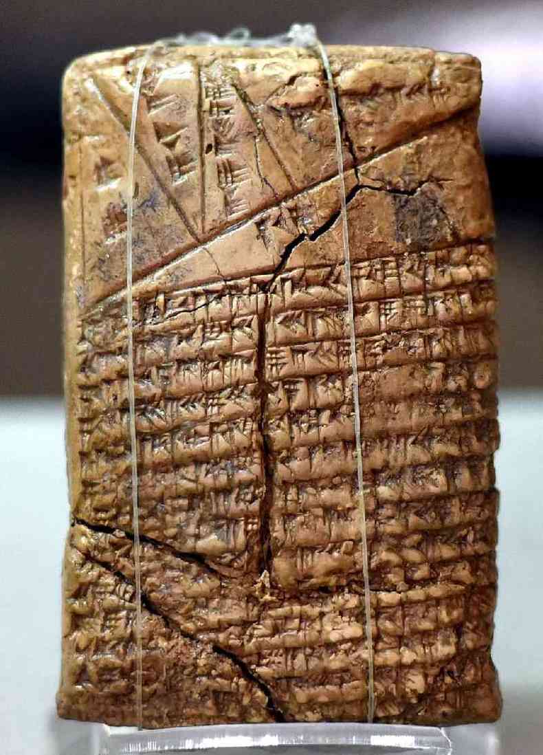 A tabuleta de argila de Tell Harmal, no Iraque, datada do período babilônio antigo, 2003 a.C. a 1595 a.C. Nela, é possível ver uma teoria geométrico-algébrica sobre ângulos de triângulos retos (Imagem: Osama Shukir Muhammed Amin FRCP(Glasg)/CC-BY-4.0)