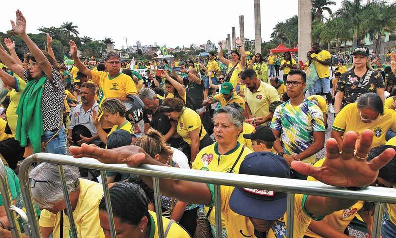 Apoiadores do presidente se ajoelharam e rezaram