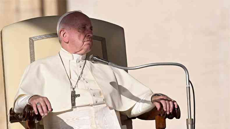 O Papa Francisco durante a audincia geral semanal na Praa de So Pedro, no Vaticano, nesta tera-feira(foto: AFP / Vincenzo PINTO)