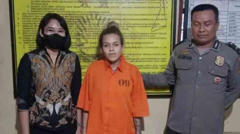 Na madrugada de 31 de dezembro para 1 de janeiro, Manuela foi presa por porte de drogas no aeroporto de Bali, provncia da Indonsia