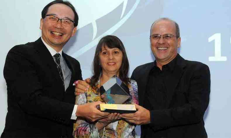 Marta Vieira e Gustavo Werneck receberam o prmio das mos de Kazuhiro Egawa, diretor da Nippon(foto: Carlos Marcelo/EM/D.A Press)