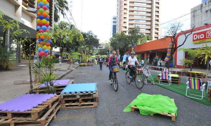 O uso da bicicleta foi uma das alternativas defendidas para reduzir a presença de carros nas ruas de BH durante evento em área fechada na Região Centro-Sul(foto: Jair Amaral/EM/D.A Press) O uso da bicicleta foi uma das alternativas defendidas para reduzir a presença de carros nas ruas de BH durante evento em área fechada na Região Centro-Sul(foto: Jair Amaral/EM/D.A Press)