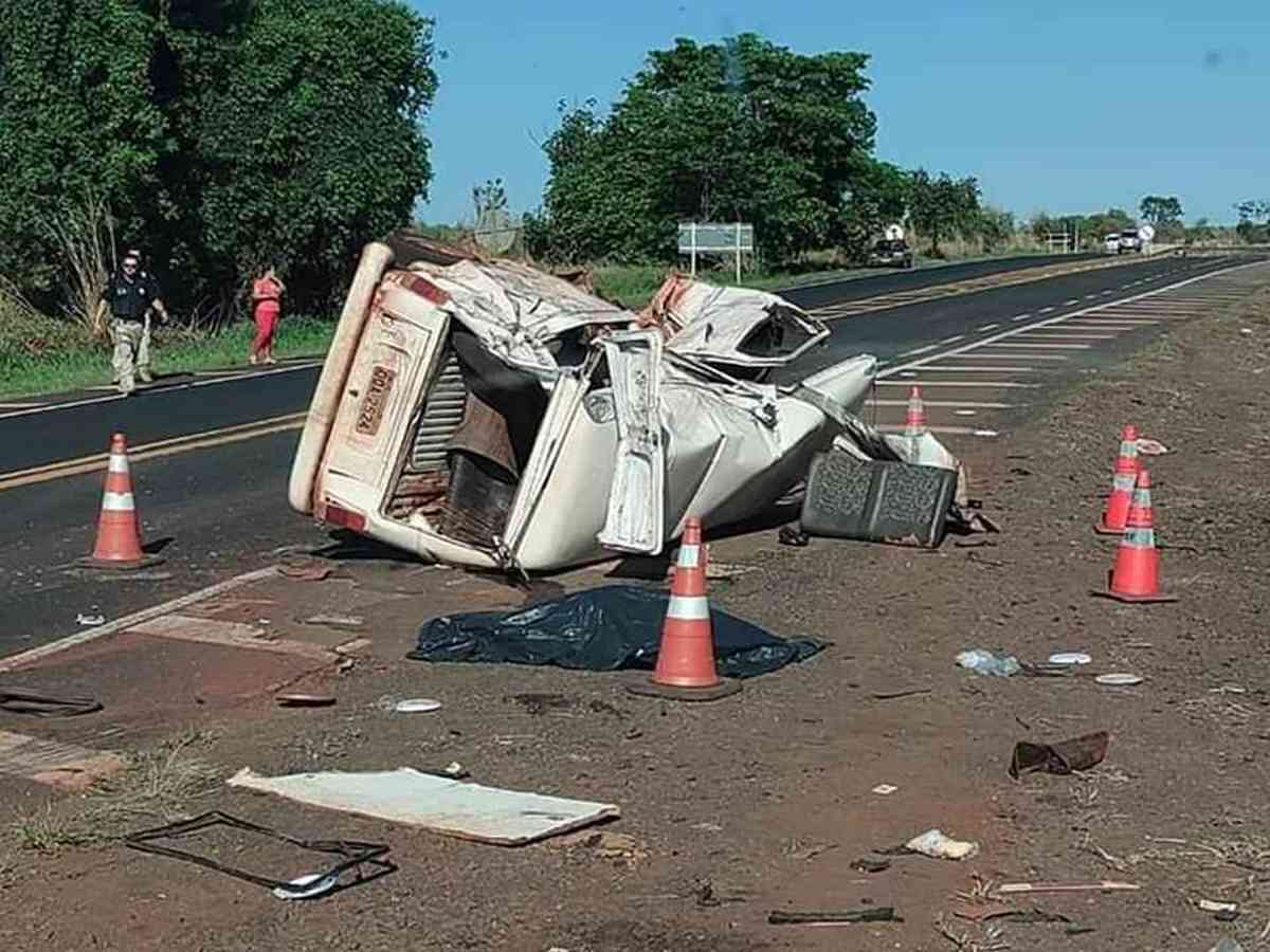 Um morre e três ficam feridos em batida entre caminhonete e caminhão na  BR-262, Triângulo Mineiro