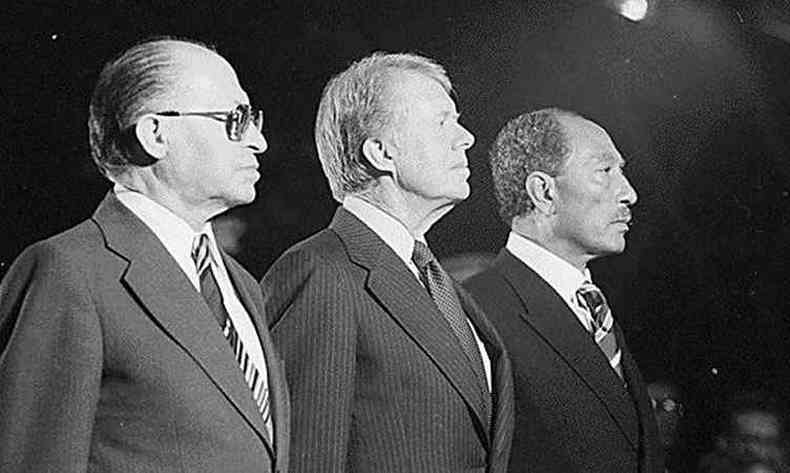 Os presidentes Begin (Israel), Carter (EUA) e Sadat (Egito) em Camp David, no momento da assinatura do tratado de paz entre Israel e Egito.(foto: Fitz-Patrick. NARA-USA)