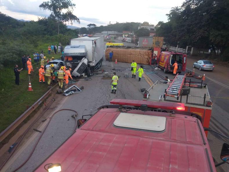 Bombeiros socorrem vtimas de acidente na BR-040, em Congonhas. Caminho est tombado na pista