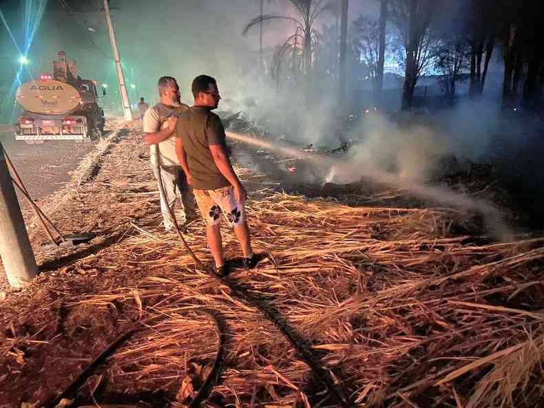 Caminhes pipa de outras empresas e da Prefeitura, ajudaram no combate s chamas na noite de ontem (19/8)(foto: Prefeitura de Arax / Divulgao)