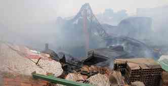 O teto da madeireira desabou durante o incndio. Imvel foi completamente destrudo(foto: Paulo Filgueiras/EM/DA Press)
