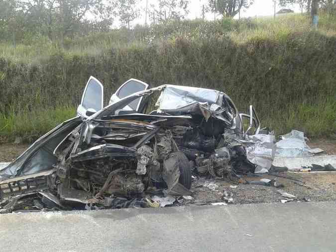 Homem que dirigia um Citroen Xsara morreu na hora depois de invadir a contramo e colidir com uma carretaDivulgao