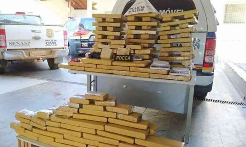 Mais de 180 kg de maconha foram apreendidos em Patos de Minas(foto: Divulgao/ Polcia Militar)