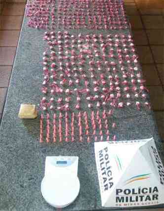 Drogas estavam dentro de sacolas(foto: Polcia Militar/Divulgao)