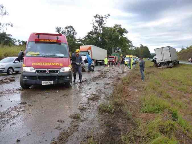 Batida entre carreta e veculo de passeio deixou um morto na BR-040, na Regio Central de MinasCorpo de Bombeiros/ Divulgao