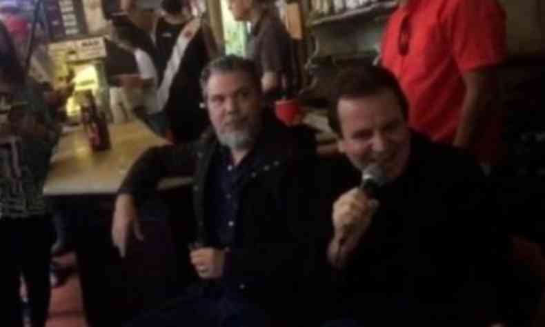 Prefeito do Rio, Eduardo Paes, foi flagrado cantando em bar do Centro do Rio(foto: Reproduo de Internet)