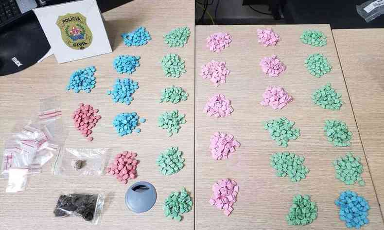 Foram apreendidos 1.500 comprimidos de ecstasy, uma poro grande de MDMA cristalizado e uma poro de maconha