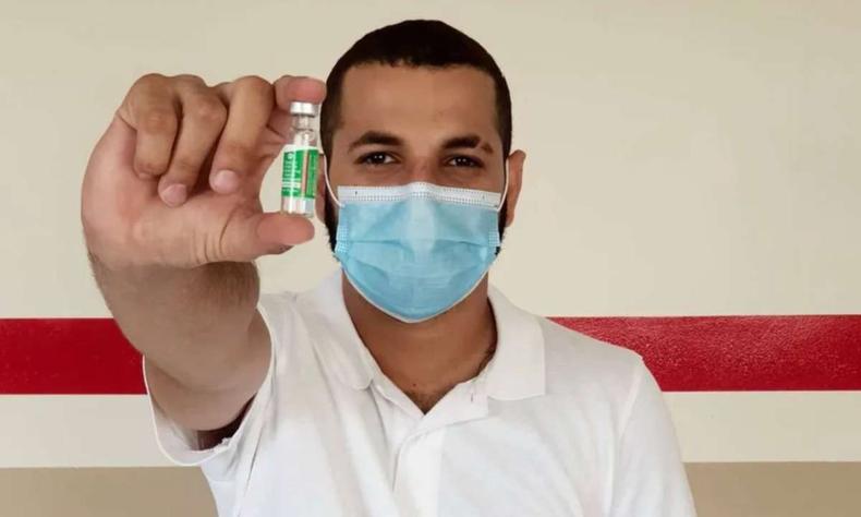 Anderson Hugo, enfermeiro morto no Paraguai, segura dose de vacina