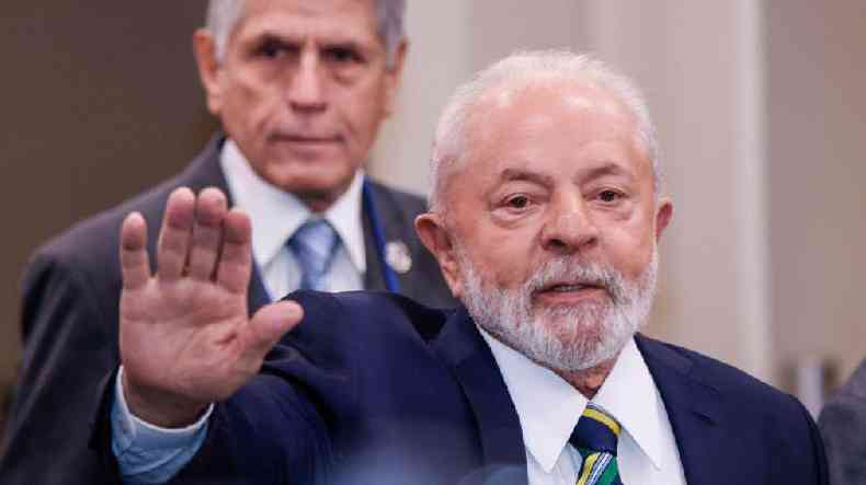 Lula acenando