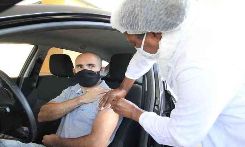 Marcos Vinicus Souza, de 34 anos, recebeu a primeira dose Pfizer na UFMG(foto: Edesio Ferreria/EM/D.A Press)