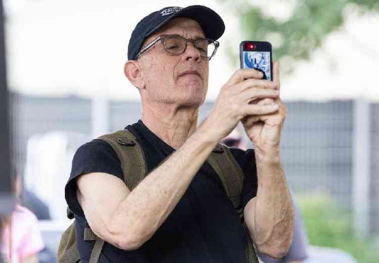 Tom Hanks com celular na mão