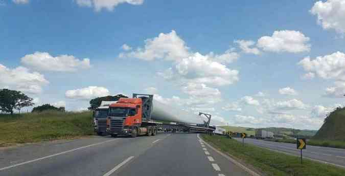 Veculo ficou atravessado na rodovia (foto: Reproduo / WhatsApp)