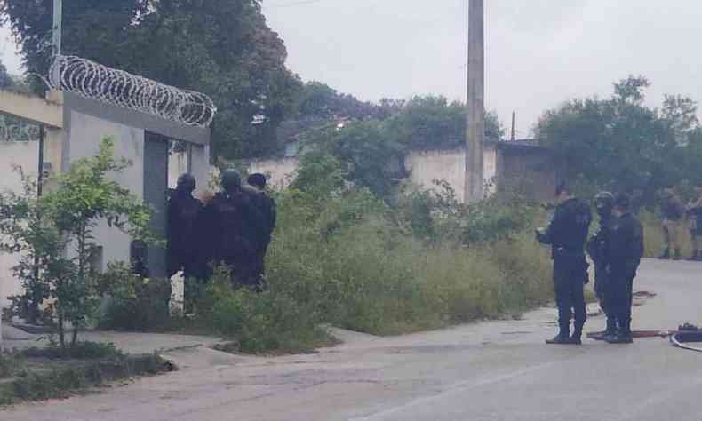 Militares do BOPE negociam a liberao de crianas feitas refns pelo prprio pai em Divinpolis