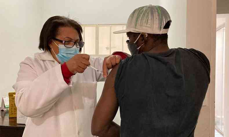 Profissionais da sade de Uberaba j aplicaram 204.710 doses da vacina contra a COVID-19 em moradores da cidade(foto: Prefeitura de Uberaba/Divulgao)