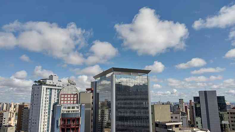 Prdios e edifcios de Belo Horizonte com cu azul e poucas nuvens