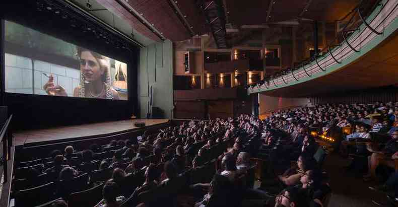 Pblico assiste a sesso do longa-metragem A vida invisvel, de Karim Ainouz, na abertura do CineBH, no ano passado(foto: Leo Lara/Divulgao)