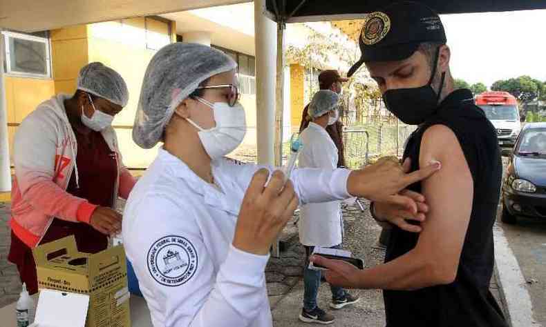 Em Belo Horizonte, profissionais da educação são vacinados contra a COVID-19 nesta semana(foto: Jair Amaral/EM/D.A Press)