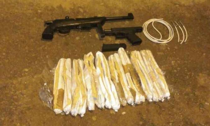 Armas e explosivos foram apreendidos pela Polícia Militar com os criminosos (foto: Polícia Militar/ Divulgação ) Armas e explosivos foram apreendidos pela Polícia Militar com os criminosos (foto: Polícia Militar/ Divulgação )