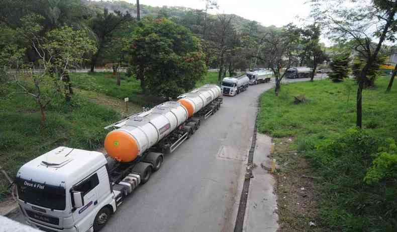 Caminhões de transporte de combustíveis andam em rodovia