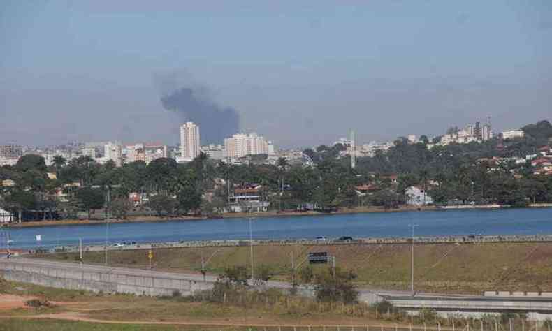 Fumaa do incndio pde ser vista da Regio da Pampulha, em Belo Horizonte(foto: Juarez Rodrigues/EM/DA Press)